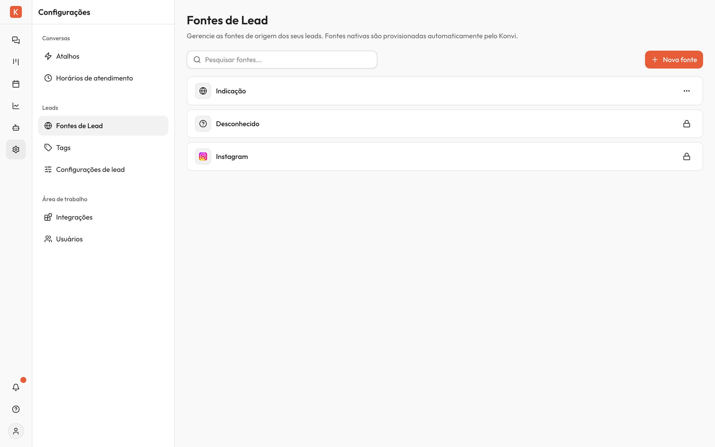 Tela 'Fontes de Lead' em Configurações, com campo de busca 'Pesquisar fontes...' e botão 'Nova fonte' no topo. A lista mostra a fonte personalizada 'Indicação' com menu ⋯, e as fontes nativas 'Desconhecido' e 'Instagram' com ícone de cadeado.