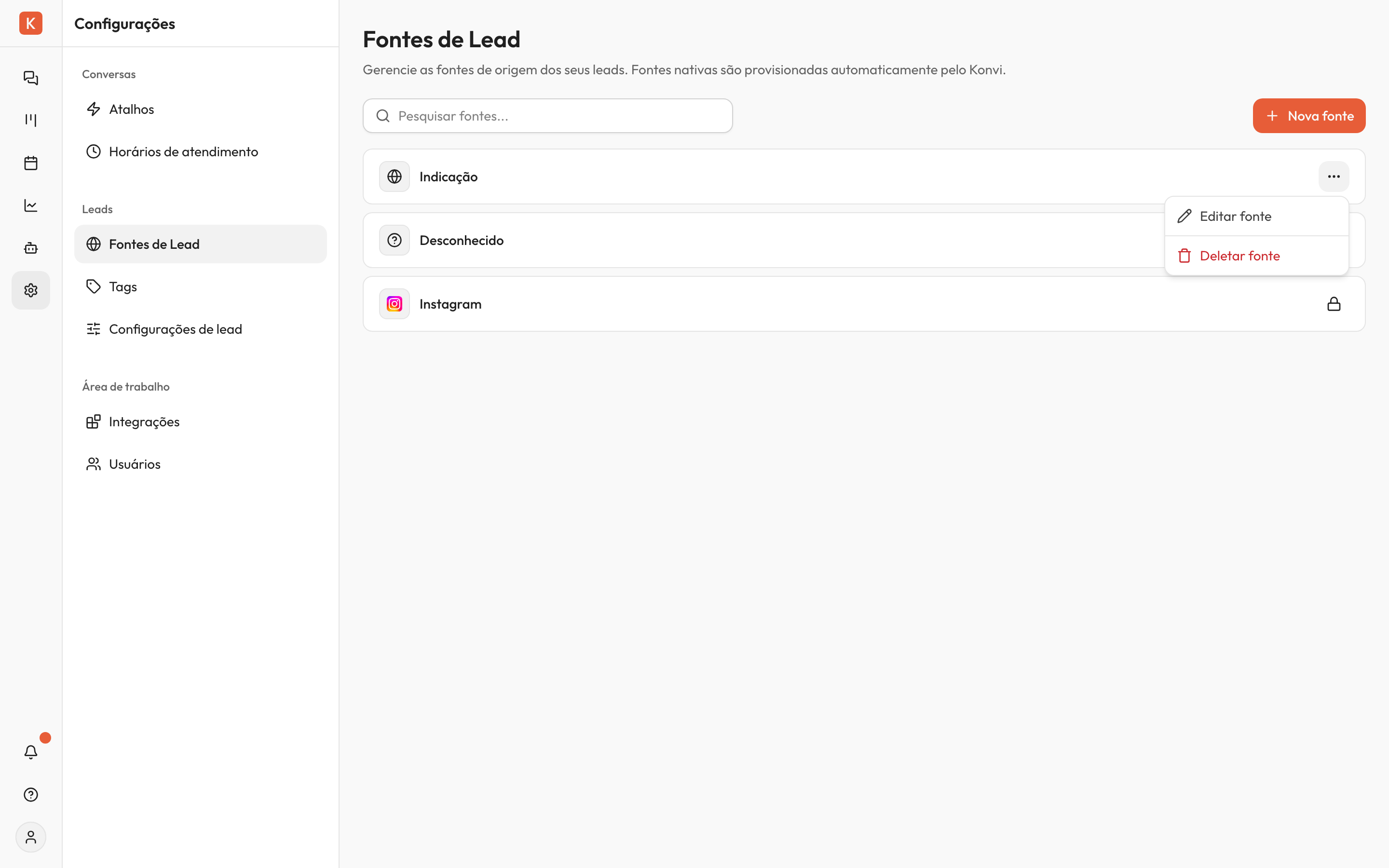 Linha da fonte 'Indicação' com o menu de ações aberto, mostrando duas opções: 'Editar fonte' (com ícone de lápis) e 'Deletar fonte' (em vermelho, com ícone de lixeira).