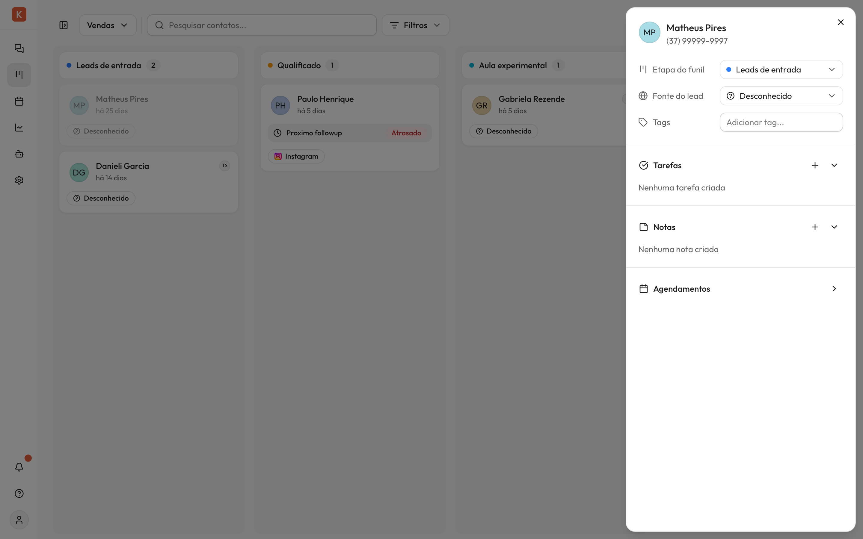 Painel lateral 'Detalhes do lead' aberto à direita, com o avatar e o nome do contato no topo, os campos 'Etapa do funil', 'Fonte do lead' e 'Tags', e as seções Tarefas, Notas e Agendamentos abaixo.