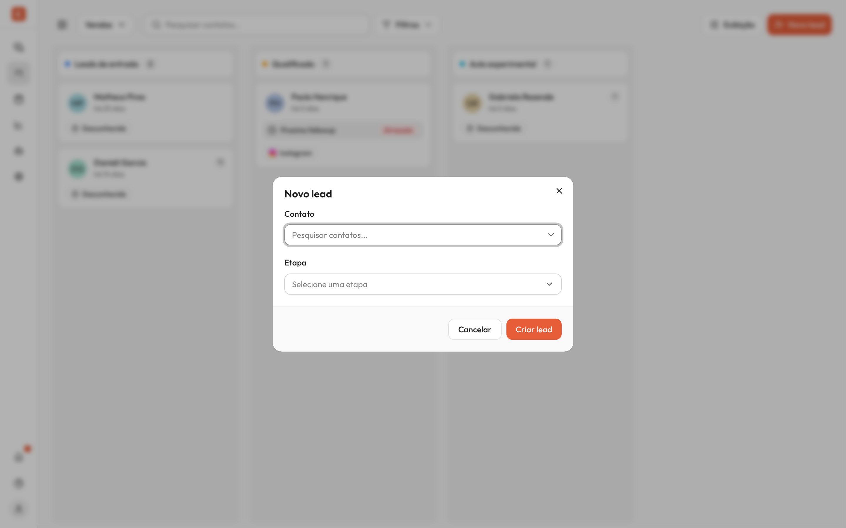 Dialog 'Novo lead' aberto com os campos Contato e Etapa em branco e os botões Cancelar e Criar lead.