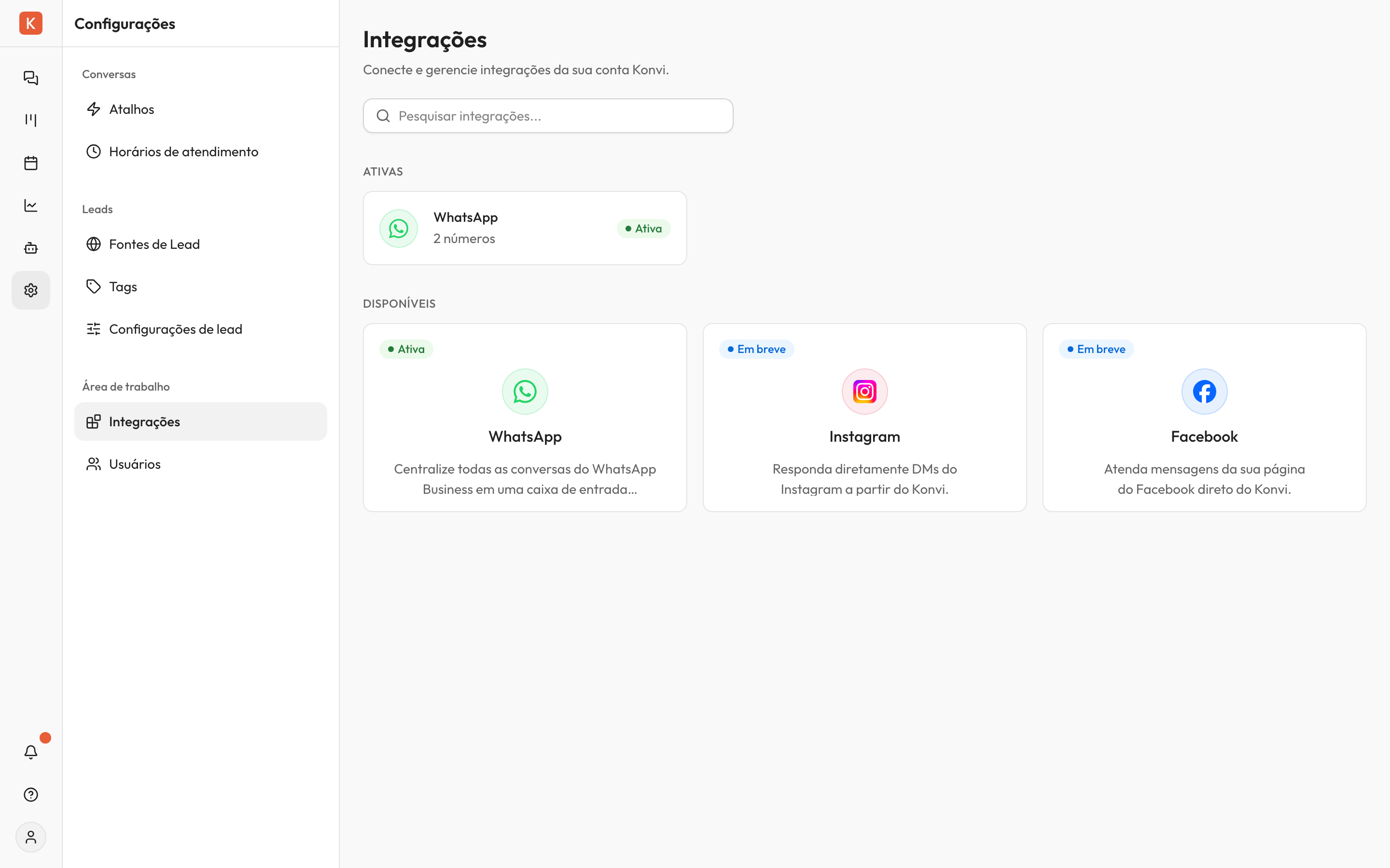 Tela 'Configurações → Integrações' com o card do WhatsApp na seção 'Ativas' mostrando '2 números' e o selo 'Ativa', e a seção 'Disponíveis' com WhatsApp, Instagram e Facebook.