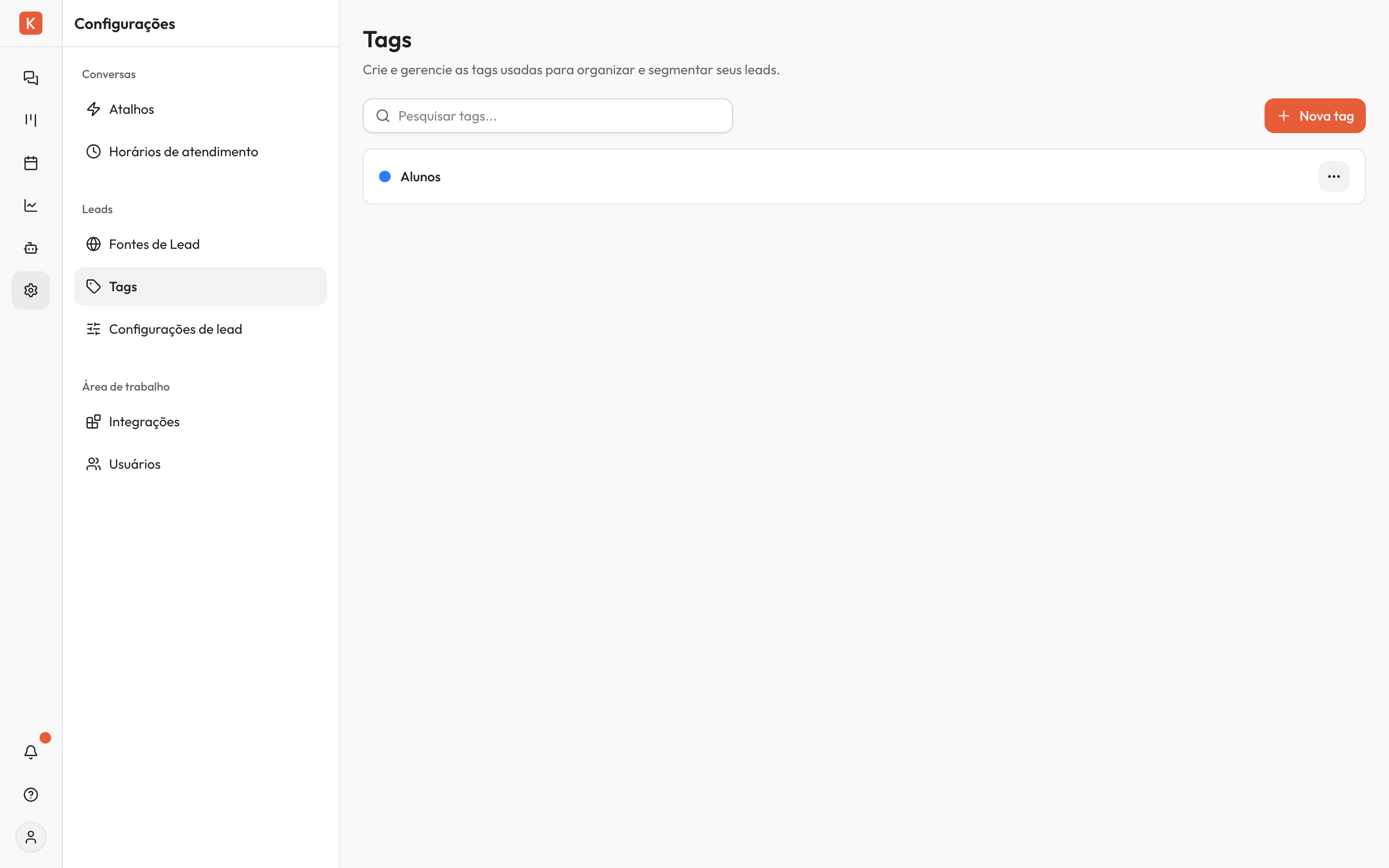 Tela 'Tags' em Configurações, com o campo 'Pesquisar tags...' e o botão 'Nova tag' no topo. A lista mostra a tag 'Alunos' com um círculo azul à esquerda e um menu ⋯ à direita.